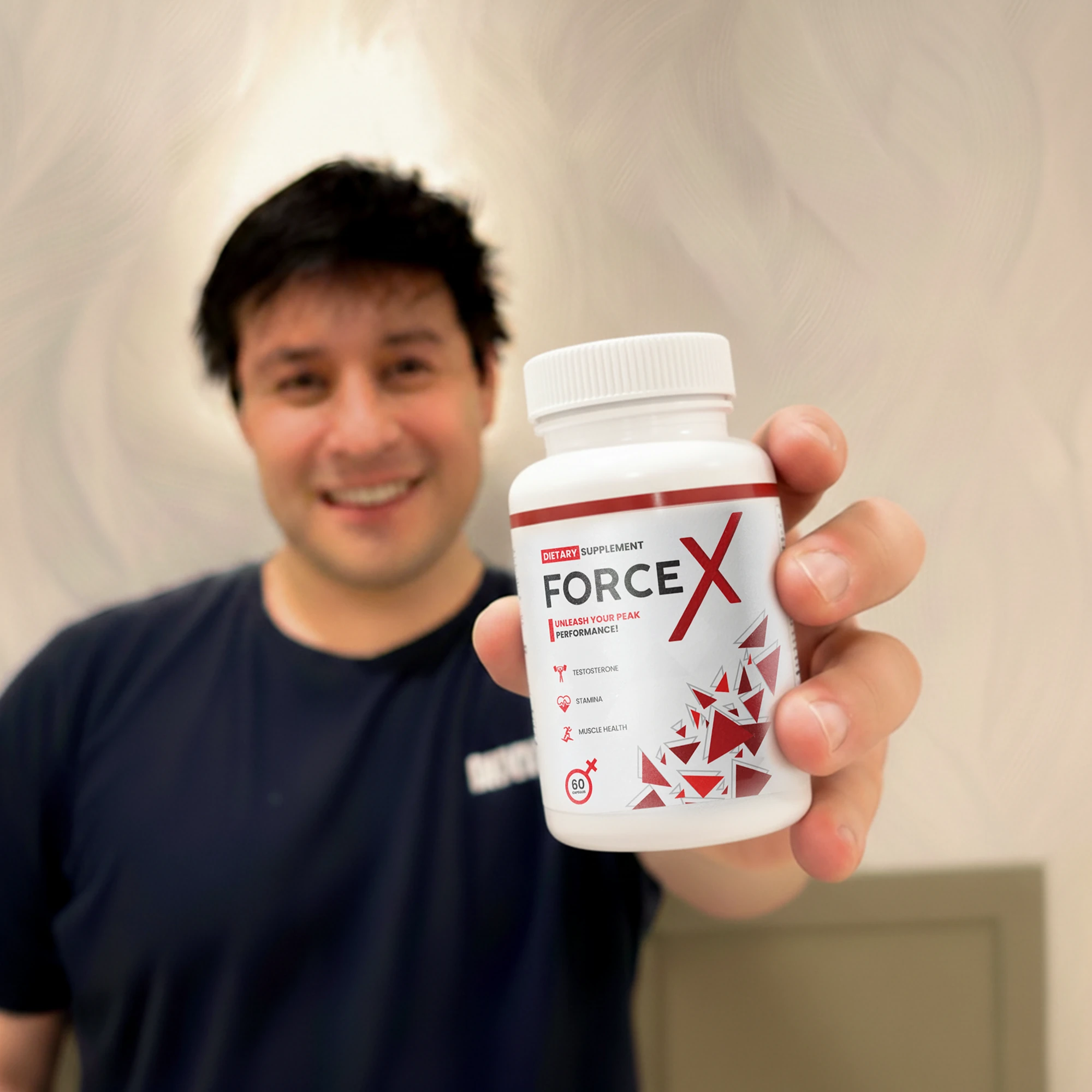 Uomo soddisfatto che testimonia i benefici di Force X